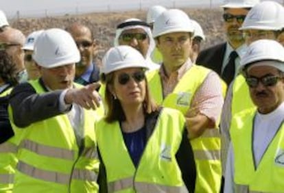 La ministra de Fomento, Ana Pastor, en las proximidades de la localidad de Jeddah donde se ejecutan las obras del proyecto del tren de alta velocidad que unir&aacute; La Meca con la ciudad de Medina.