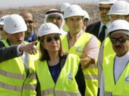 La ministra de Fomento, Ana Pastor, en las proximidades de la localidad de Jeddah donde se ejecutan las obras del proyecto del tren de alta velocidad que unir&aacute; La Meca con la ciudad de Medina.