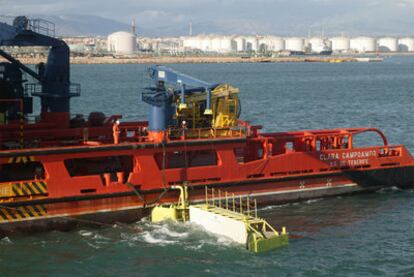 Tareas de limpieza en el puerto de Tarragona tras el vertido del pasado día 9.