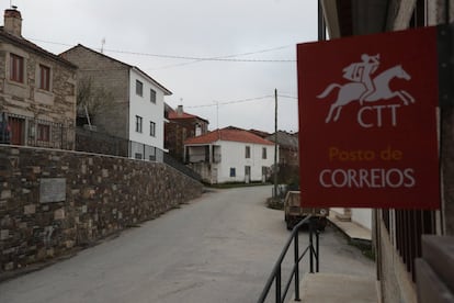 Esta es la sede de la 'junta de freguesia' (concejo vecinal) de São Martinho de Angueira, en Portugal. Aquí, además de atender a los ciudadanos (administrativamente dependen de Miranda do Douro, por lo que los trámites que pueden resolver son pocos), también se pueden pagar recibos de la luz o recoger el correo.