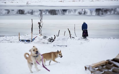 Una mujer detenida frente al río Cannonball en el campamento de Oceti Sakowin, donde la gente se ha reunido para protestar contra el oleoducto Dakota Access en Cannon Ball, Nueva Jersey (EE.UU).