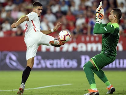 André Silva está a punto de batir a Asenjo. Era el último minuto. 