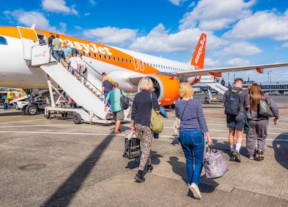 Un grupo de pasajeros subiendo a un avión de Easyjet.