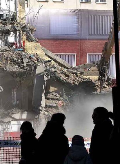 Trabajos de demolición del edificio que sufrió un hundimiento en el colegio Sagrado Corazón.