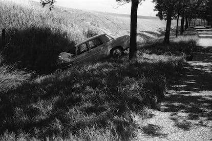 Un coche fuera de la carretera con la parte delantera destrozada, posiblemente en la curva peligrosa situada cerca de la casa de los Verkuyl.