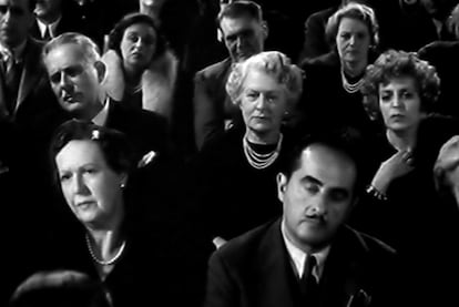 Arriba, <i>Appeals Curtains</i> (2003-2010), de Ann Hamilton. Abajo, <i>Play</i> (2003), de C. Girardet & M. Müller.