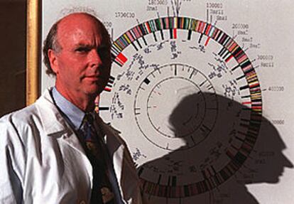 Craig Venter, frente a un mapa del genoma humano.
