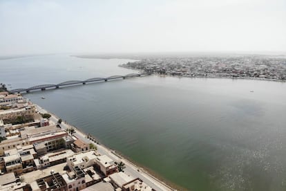 Una vista aérea del puente Faidherbe de Saint Louis (Senegal), que une la isla con Sor (el continente), desde un dron.