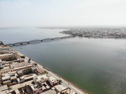 Una vista aérea del puente Faidherbe de Saint Louis (Senegal), que une la isla con Sor (el continente), desde un dron.