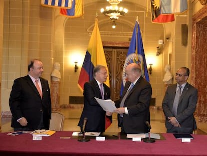 El secretario general de la OEA en la firma del acuerdo para Colombia