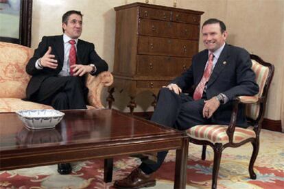 Patxi Lpez y Juan Jos Ibarretxe, durante su encuentro en Vitoria.