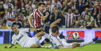 Susaeta dispara a puerta ante la oposición de Xabi Alonso y Di María.