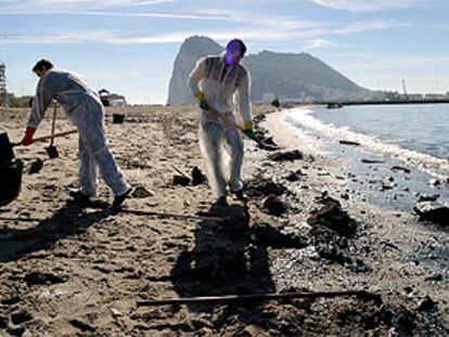 Limpieza en La Línea del fuel vertido el domingo en aguas de Algeciras por la gabarra <i>Spabunker.</i>