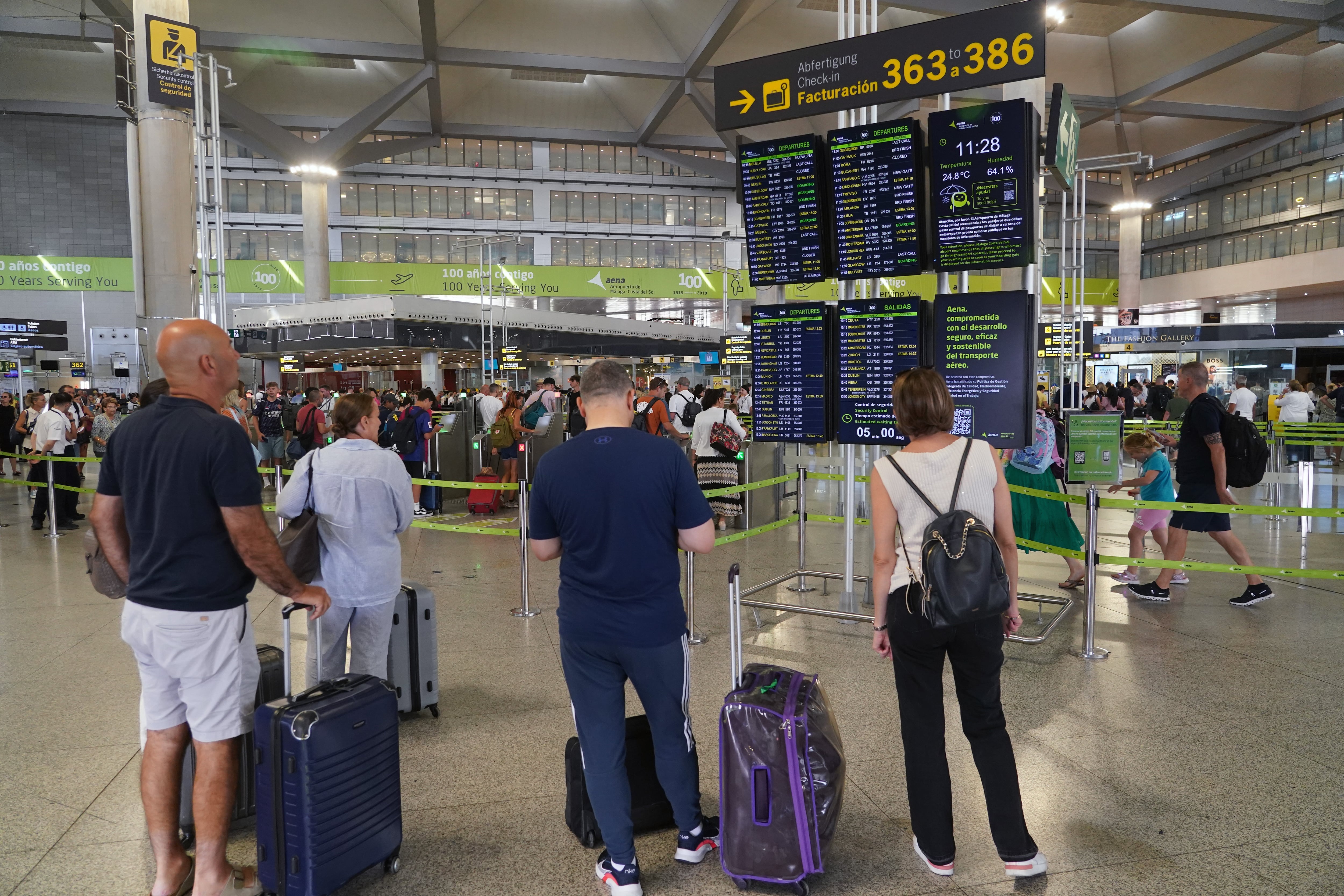 La presencia de un dron cerca del aeropuerto de Málaga obliga a su cierre durante 30 minutos
