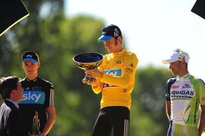 El ganador del Tour de Francia de 2012, Chris Froome, recoge su trofeo en el podium.