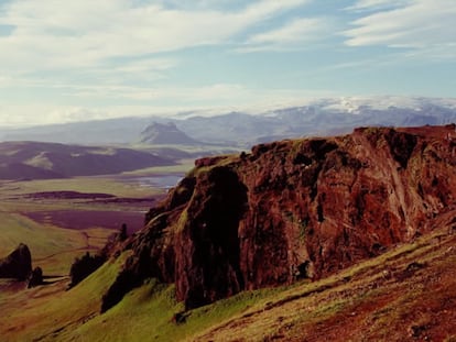 La caprichosa geografía de Islandia ha acabado por dar formas peculiares con exóticos paisajes que contrastan el verde de las praderas con los tonos rojizos de la roca erosionada.