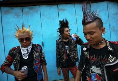Un grupo de jóvenes punk beben cerveza mientras esperan el inicio de un concierto del Festival del Agua del Año Nuevo en Myanmar.