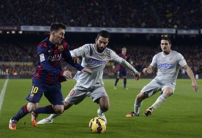 Messi, contra Arda Turan i Koke.