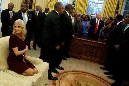 La consejera presidencial Kellyanne Conway asiste al recibimiento de los líderes de Universidades históricas negras (HBCU), en el despacho oval de la Casa Blanca, el 27 de febrero de 2017.