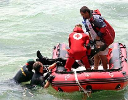 Rescate de uno de los cadáveres del naufragio de hoy en Cádiz.