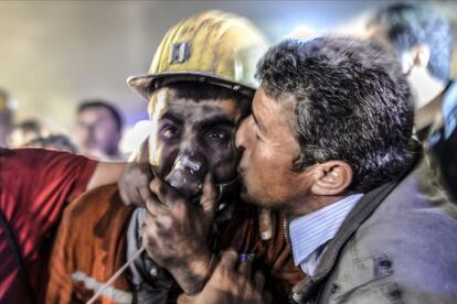 Un hombre besa a su hijo tras ser rescatado del interior de la mina en Turquía.
