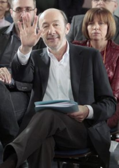 El secretario general del PSOE, Alfredo P&eacute;rez Rubalcaba, durante el acto celebrado el 7 de abril de 2013 en la sede del partido para presentar su propuesta para lograr un compromiso nacional contra al pobreza.