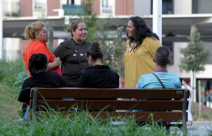 Varias mujeres charlan en un parque de Getxo, Bizkaia.
