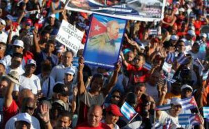 En la imagen, cientos de personas desfilan en el Día Internacional del Trabajo, en la Plaza de la Revolución de La Habana (Cuba). EFE/Archivo