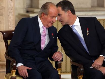 Don Juan Carlos y su hijo en el Palacio Real durante el acto de abdicaci&oacute;n.