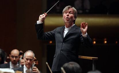 El director Esa-Pekka Salonen liderando un concierto de la Filarmónica de Nueva York.