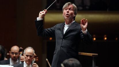 El director Esa-Pekka Salonen liderando un concierto de la Filarmónica de Nueva York.