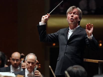 El director Esa-Pekka Salonen liderando un concierto de la Filarmónica de Nueva York.
