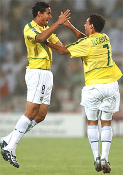 Dudu y Daniel Carvalho celebran un gol ante Japón.
