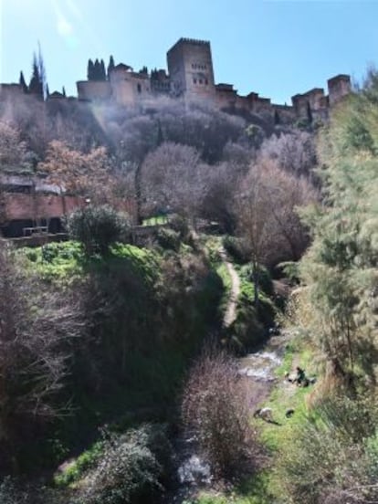 La Alhambra vista desde el Paseo de los Tristes, en Granada.