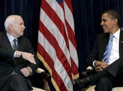 Barack Obama y John McCain hablan en el despacho de transición del presidente electo, en Chicago.