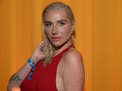 La cantante Kesha en una fiesta benéfica organizada por Elton John para su fundación de lucha contra el sida, el 12 de marzo de 2023 en West Hollywood (California).