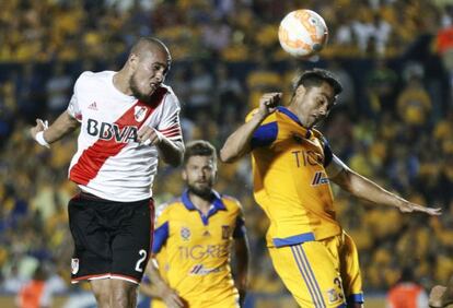 Maidana remata de cabeza en el partido de ida ante Tigres.