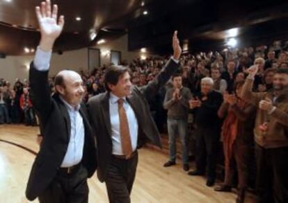 Alfredo Pérez Rubalcaba y Javier Fernández, ayer en Oviedo, en el comité del PSOE asturiano.