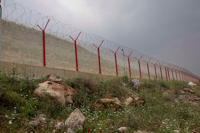 Una primera alambrada con concertinas bordea cientos de kilometros entre la frontera de Turquía y Siria. Esta frontera está altamente vigilada por militares turcos ubicados en garitas cada 500 metros.