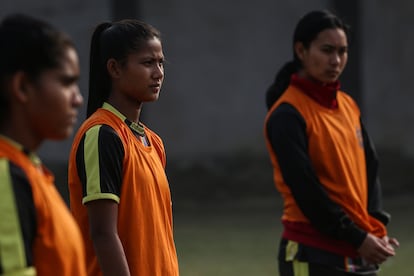 Bandana Roy (centro), de 19 años, juega en el mismo equipo que Asrafi Khatun. Esta joven alta y de mirada decidida practica este deporte desde que tenía 14 años. Procede de una familia hindú de Haldibari, que ella define como una zona conservadora, en la que “las niñas se casan a los 14 o 15 años”. Empezó a interesarse por el fútbol viendo jugar a los hombres. “¿Y por qué no las mujeres?, pensé. Las chicas deberían hacer lo que quieran, no solo en el deporte, sino en cualquier profesión”. Sin embargo, aunque la mentalidad de la gente esté cambiando, la política podría tardar más en hacerlo. “Lo más difícil de cambiar en India es la política. En este país, la política es omnipresente y estropea muchas cosas”, lamenta la jugadora.