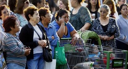 Un grupo de mujeres ante un supermercado en EE UU.