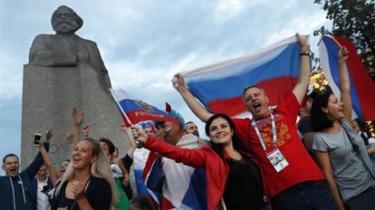 Seguidores rusos celebran la victoria de la selección de Rusia contra España el pasado domingo en Moscú.