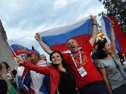 Seguidores rusos celebran la victoria de la selección de Rusia contra España el pasado domingo en Moscú.