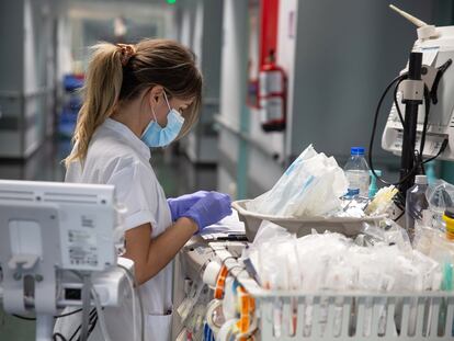 Una enfermera, en el hospital de Torrejón de Ardoz (Madrid).