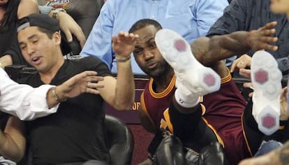 LeBron James tras caerse durante el partido.