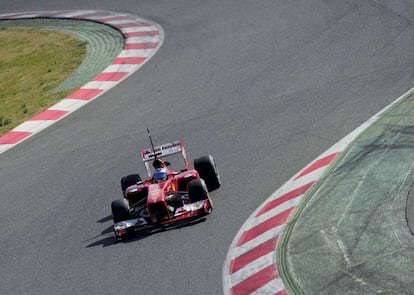Alonso, con rueda en el F138.