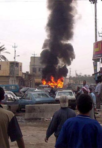 Iraquíes en el lugar de la explosión de un coche bomba en la aldea de Haueider, cerca de Baquba.