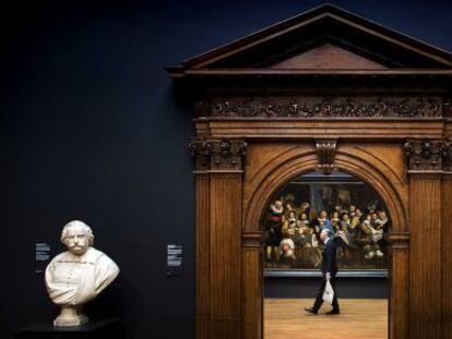 Un visitante recorre una de las salas del Rijksmuseum de Ámsterdam.