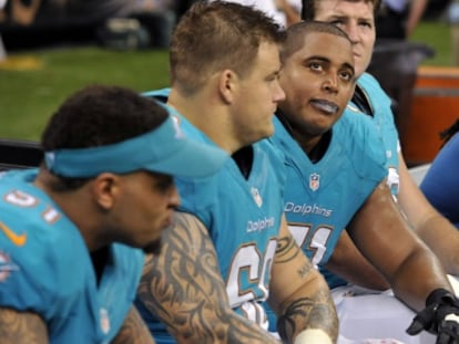 Richie Incognito y Jonathan Martin (segundo y tercero por la izquierda).