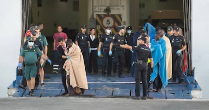 Veintidos personas que viajaban en una patera rumbo a Espa?a murieron en el trayecto y fueron arrojadas al mar, segn relataron este mircoles los supervivientes.